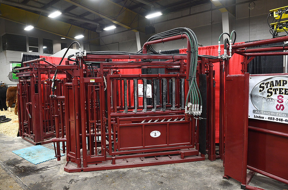 Stampede Steel Squeeze Chutes Hydraulic Cattle Squeeze By Stampede