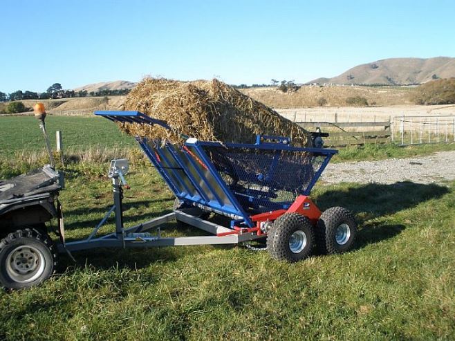 Daytech Self Loading Tow Behind Round Bale Feeders By